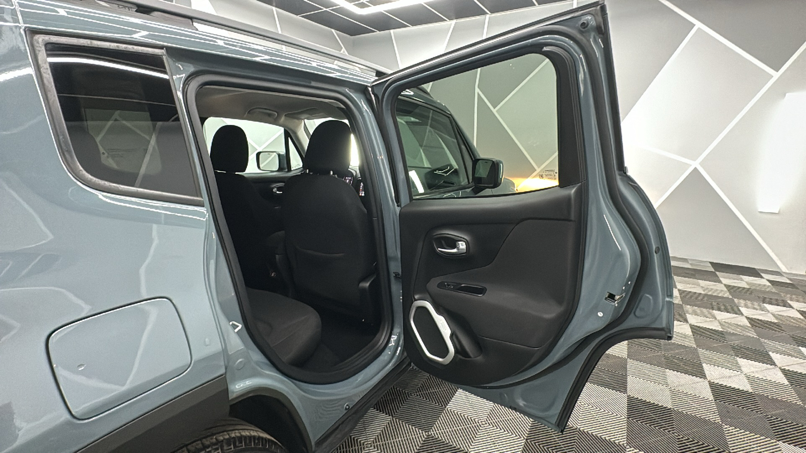 2018 Jeep Renegade Latitude Sport Utility 4D 23