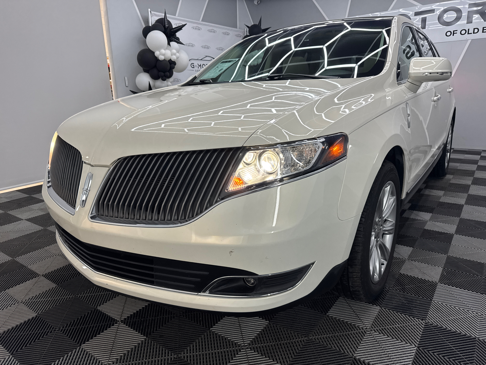 2014 Lincoln MKT Sport Utility 4D 1