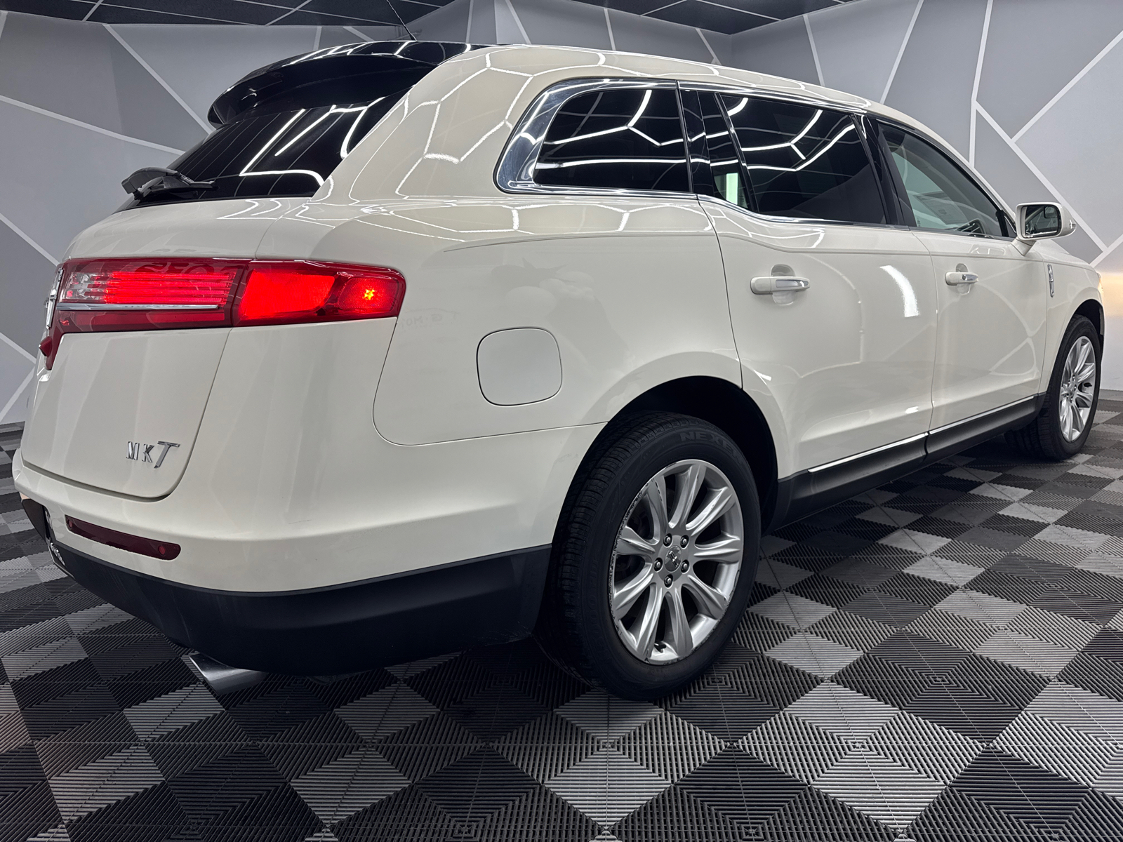 2014 Lincoln MKT Sport Utility 4D 10