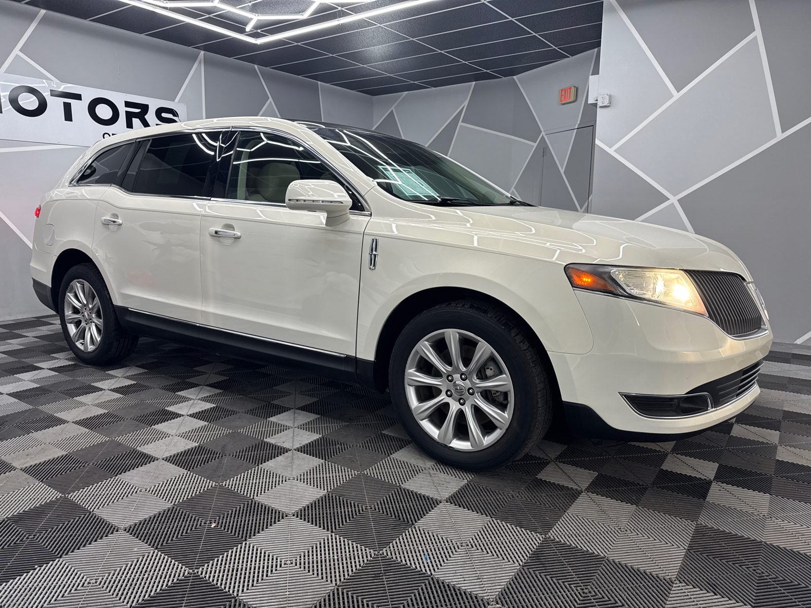 2014 Lincoln MKT Sport Utility 4D 12