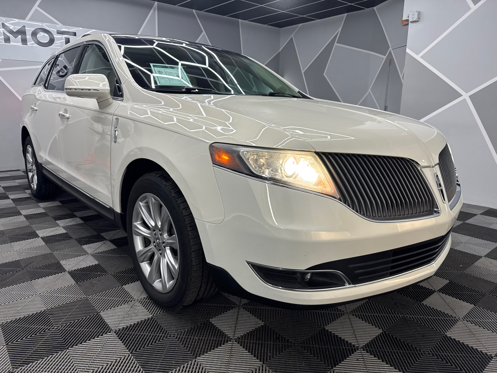 2014 Lincoln MKT Sport Utility 4D 13