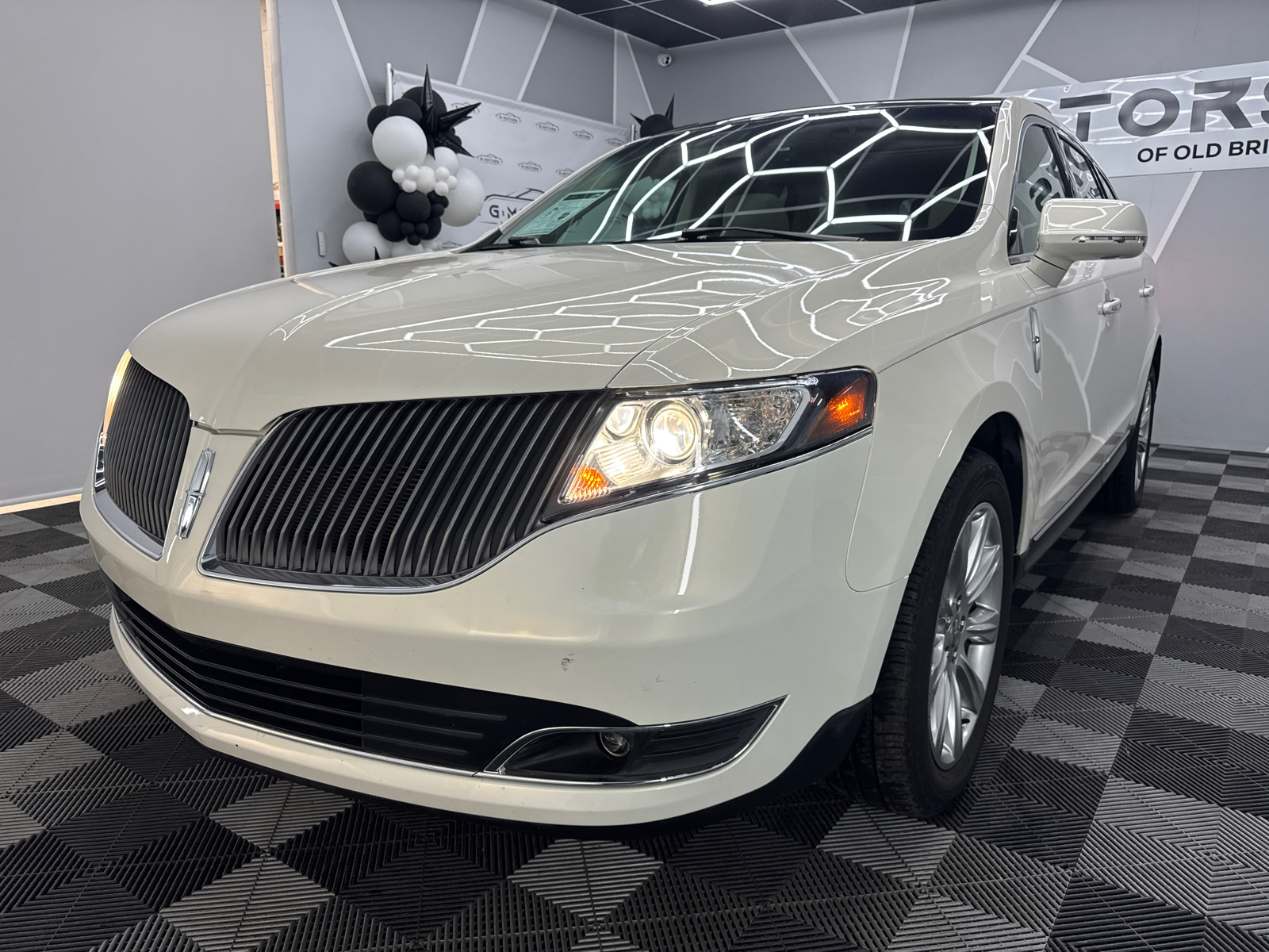 2014 Lincoln MKT Sport Utility 4D 17