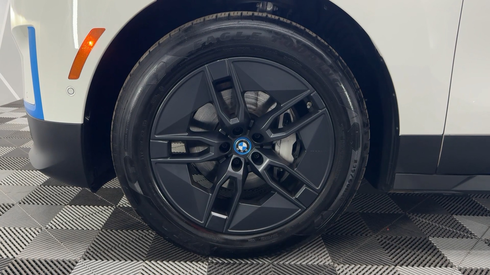 2023 BMW iX xDrive50 Sport Utility 4D 25