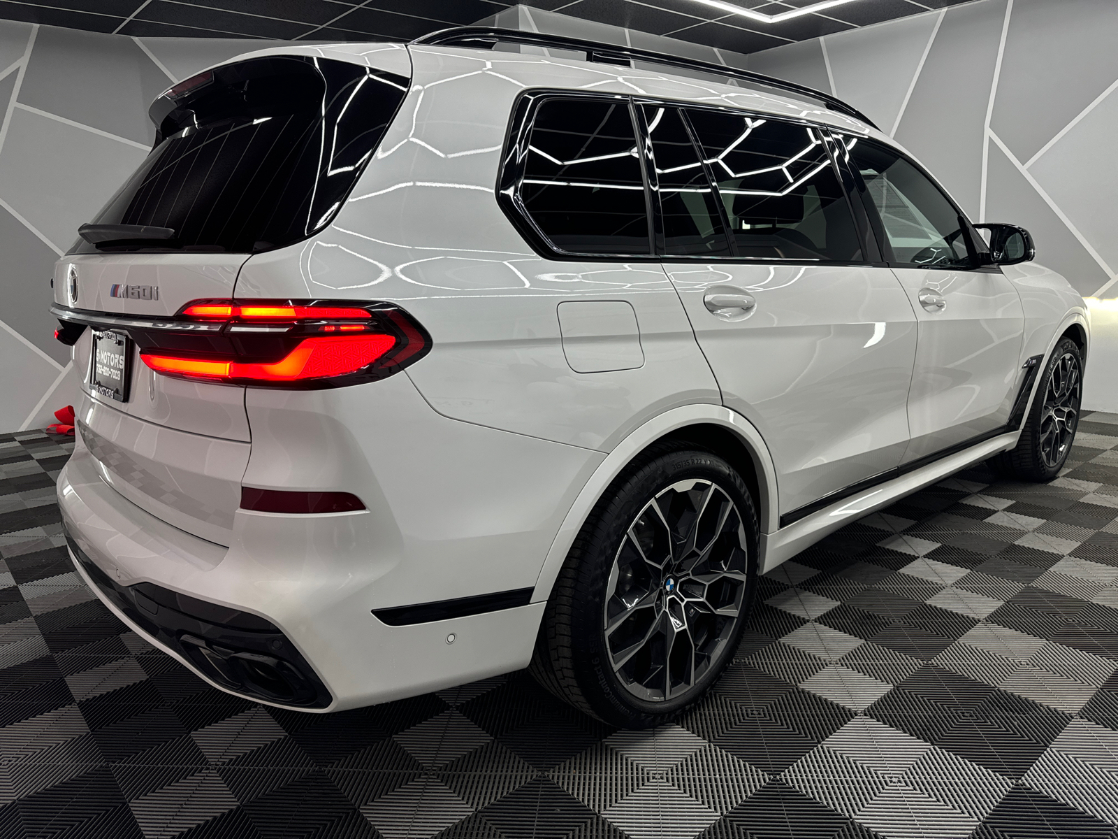 2023 BMW X7 M60i Sport Utility 4D 10