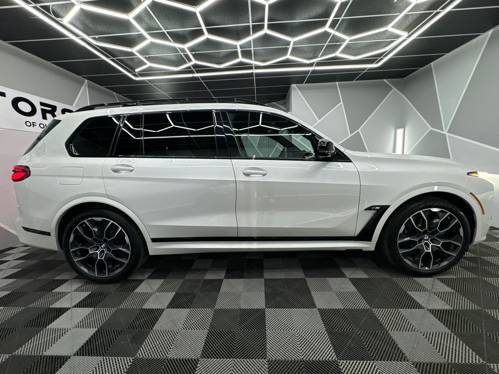 2023 BMW X7 M60i Sport Utility 4D 11