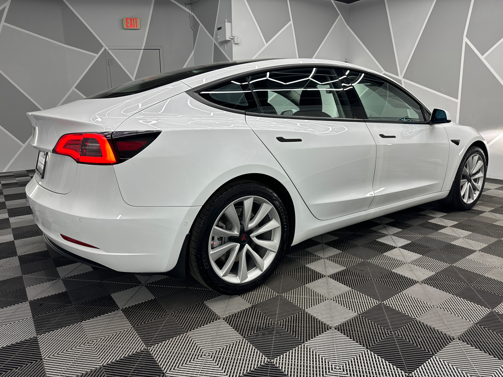 2018 Tesla Model 3 Long Range Sedan 4D 10