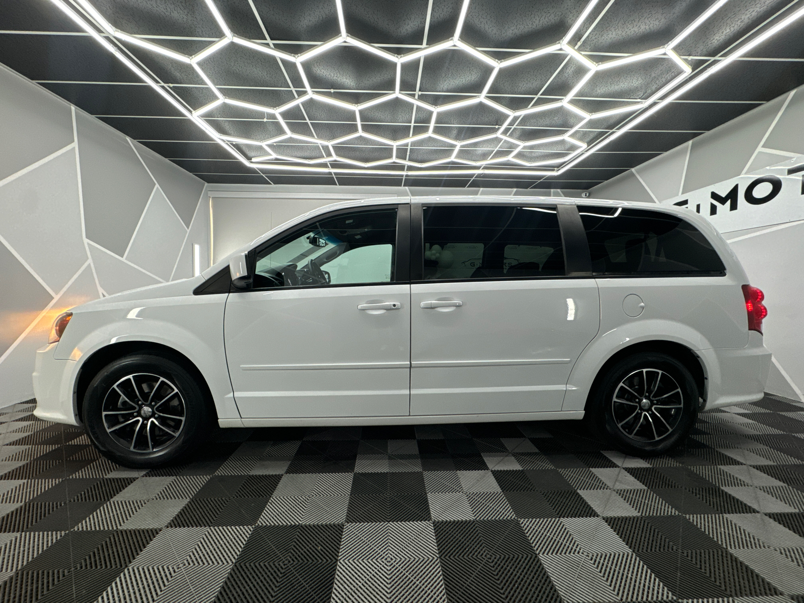 2016 Dodge Grand Caravan Passenger R/T Minivan 4D 3