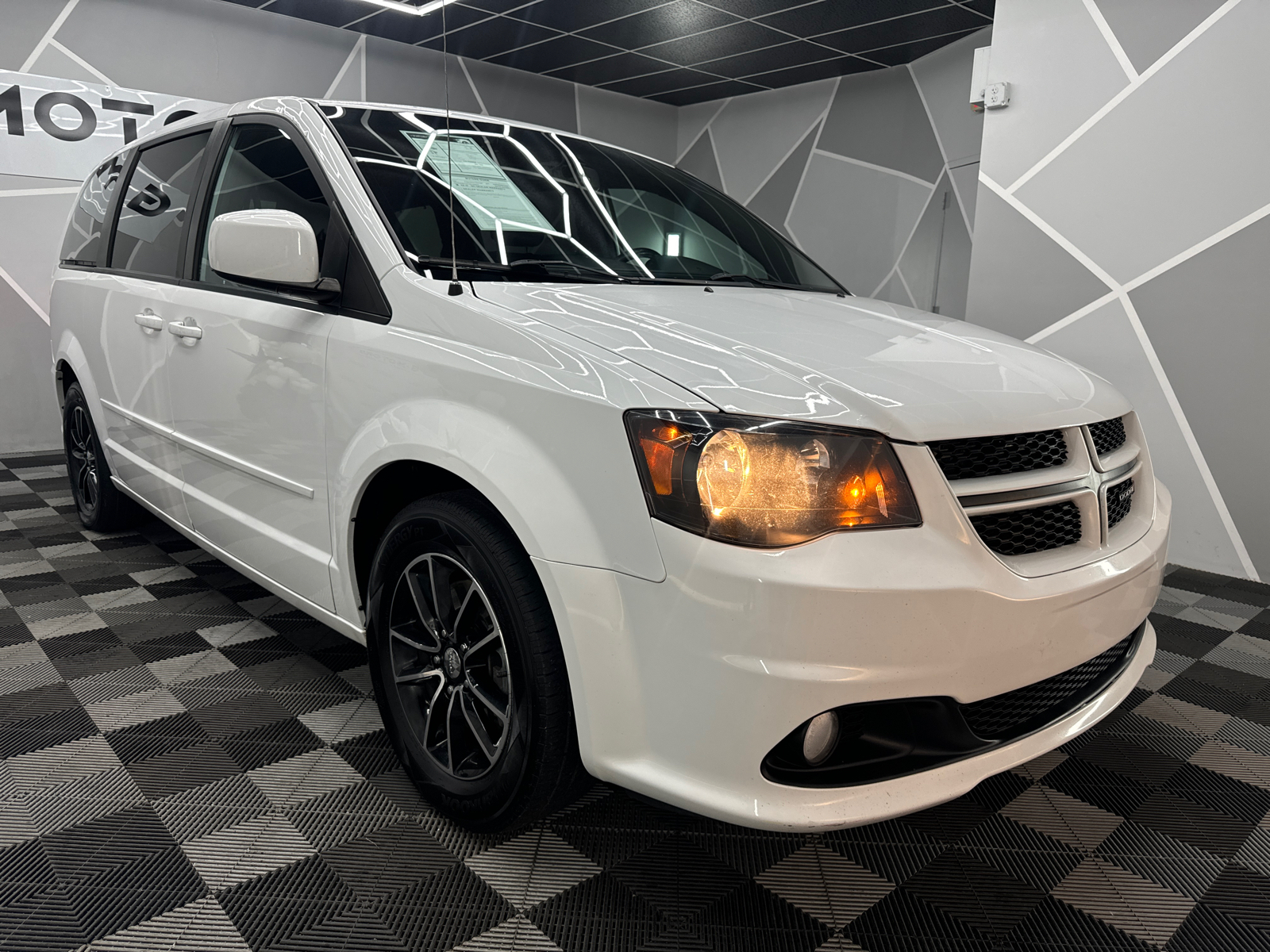 2016 Dodge Grand Caravan Passenger R/T Minivan 4D 13