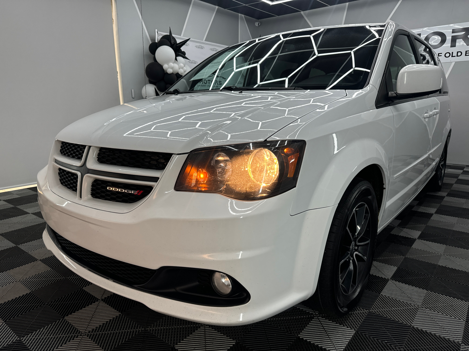 2016 Dodge Grand Caravan Passenger R/T Minivan 4D 17