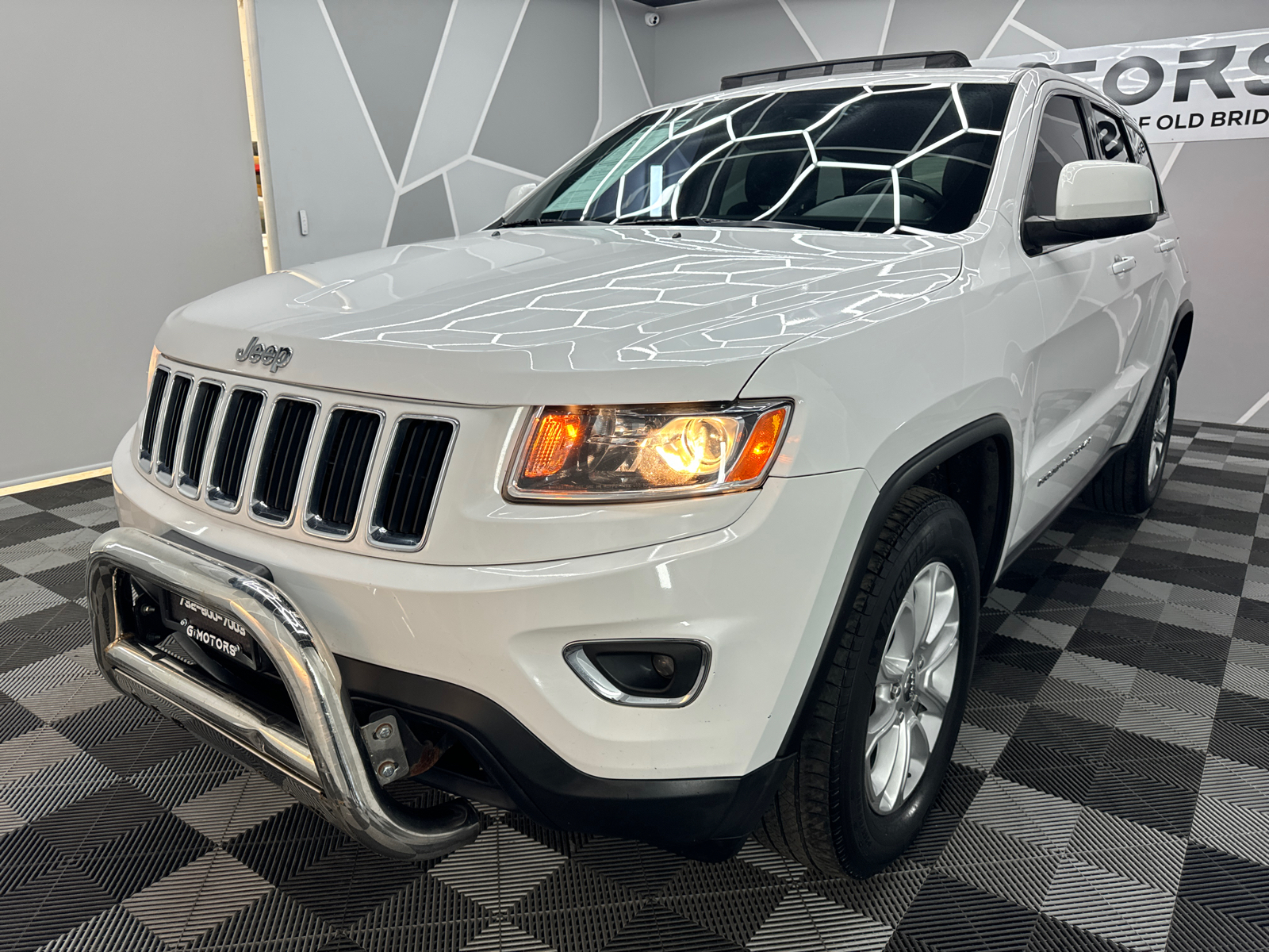 2014 Jeep Grand Cherokee Laredo Sport Utility 4D 17