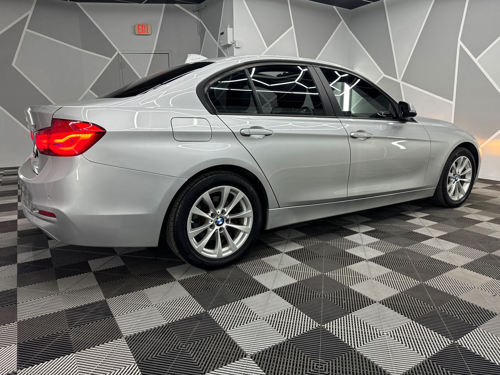 2017 BMW 3 Series 320i Sedan 4D 10