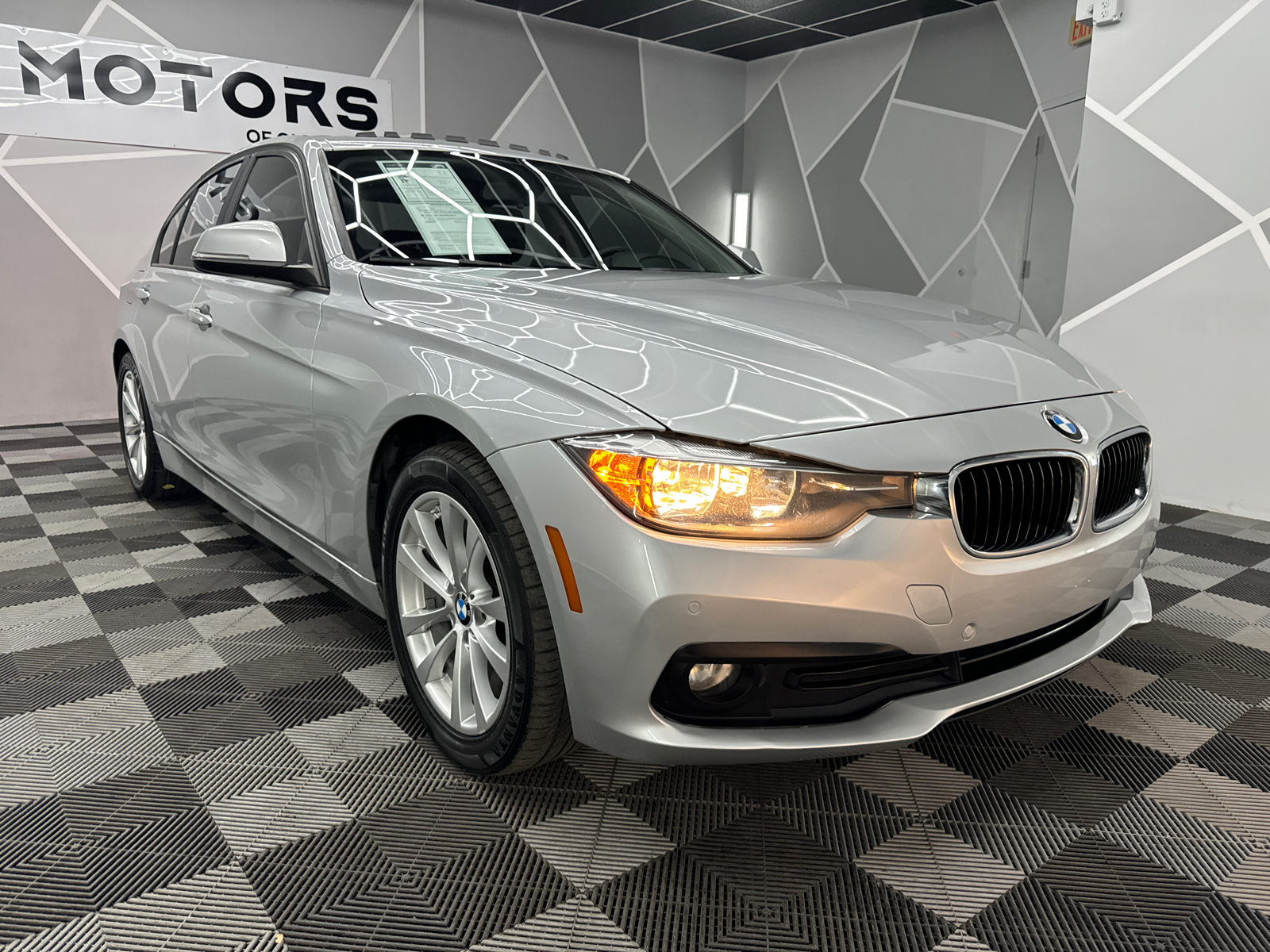 2017 BMW 3 Series 320i Sedan 4D 13