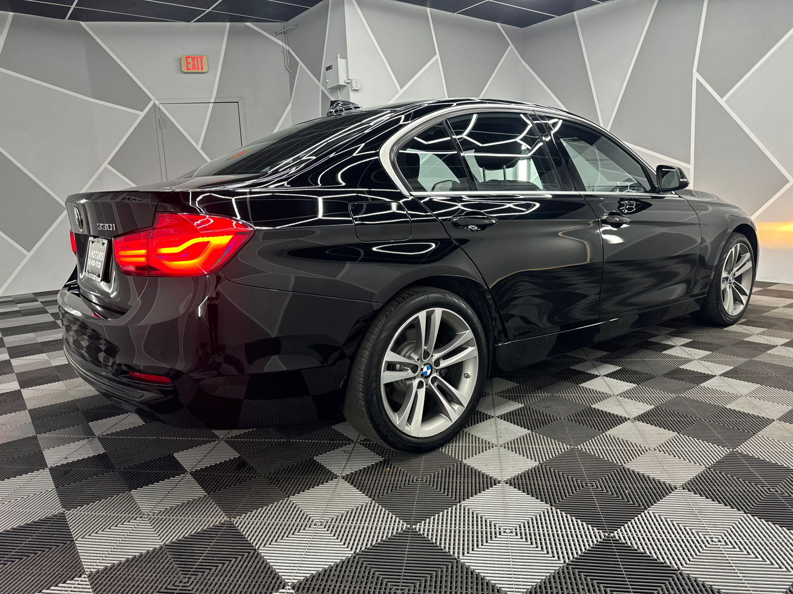 2017 BMW 3 Series 330i Sedan 4D 10