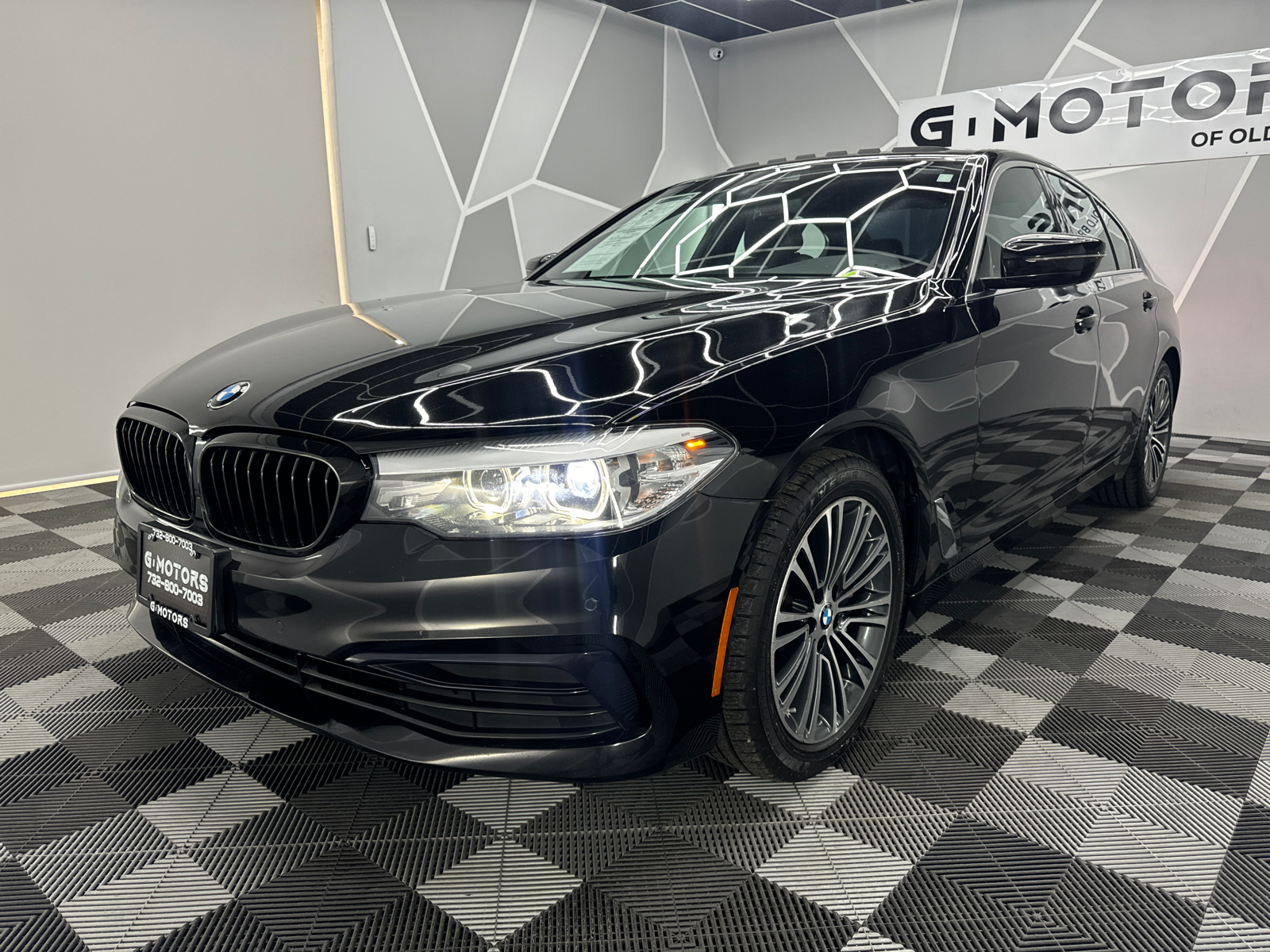 2019 BMW 5 Series 530i xDrive Sedan 4D 1