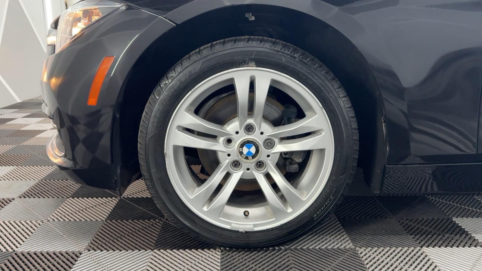 2016 BMW 3 Series 320i xDrive Sedan 4D 21