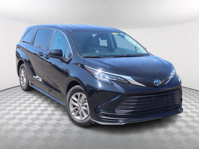 2023 Toyota Sienna LE 1