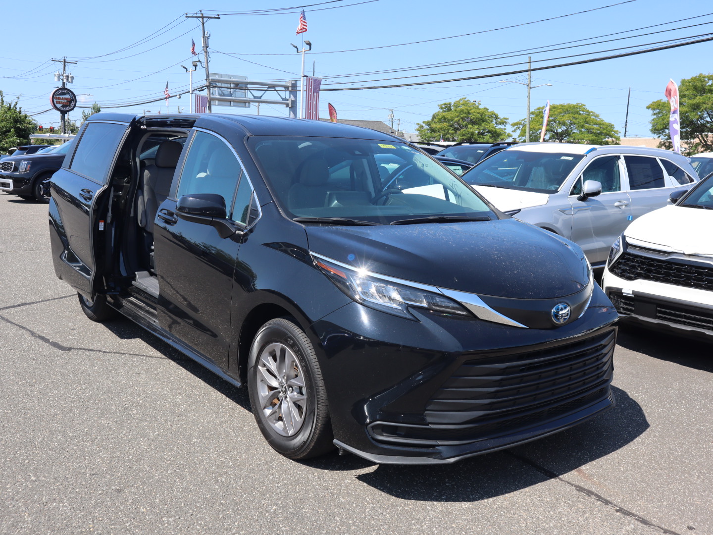 2023 Toyota Sienna LE 2