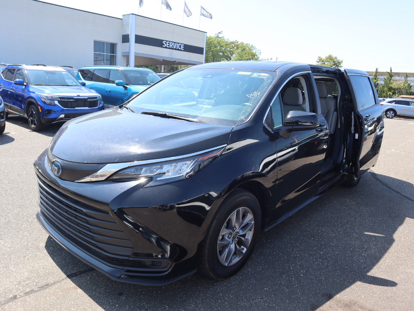 2023 Toyota Sienna LE 9