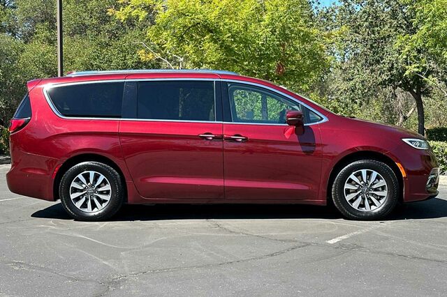 2021 Chrysler Pacifica Hybrid Touring L 4D Passenger Van 3