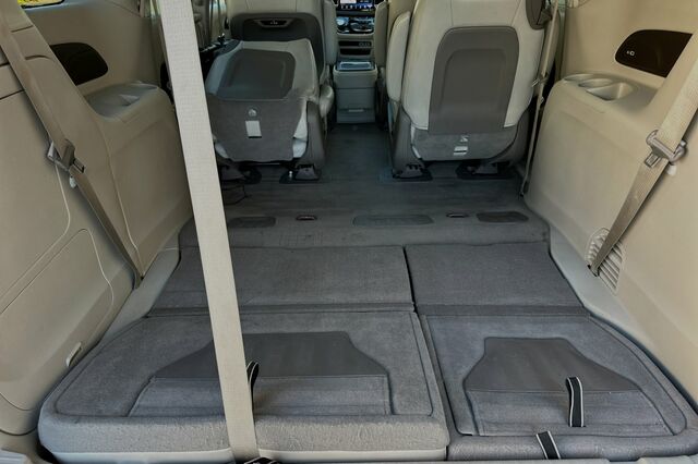 2021 Chrysler Pacifica Hybrid Touring L 4D Passenger Van 18