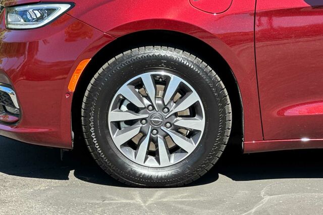 2021 Chrysler Pacifica Hybrid Touring L 4D Passenger Van 35