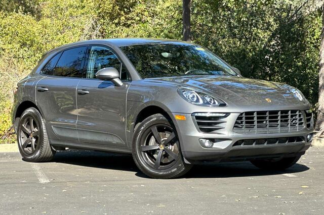 2018 Porsche Macan Base 4D Sport Utility 2