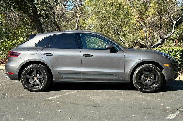 2018 Porsche Macan Base 4D Sport Utility 3