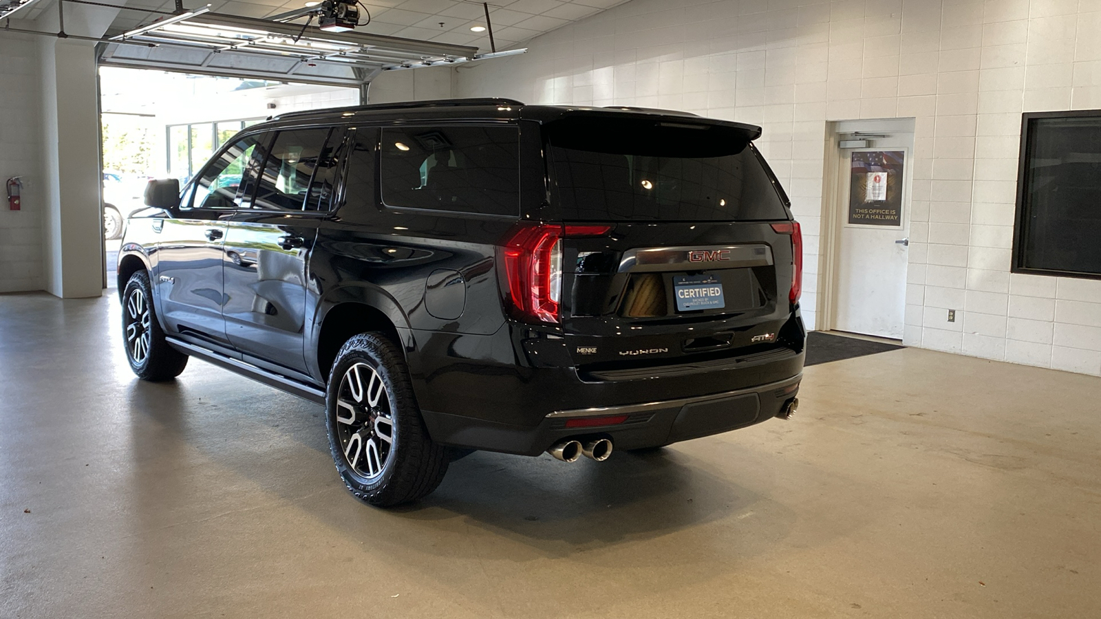 2023 GMC Yukon XL AT4 8