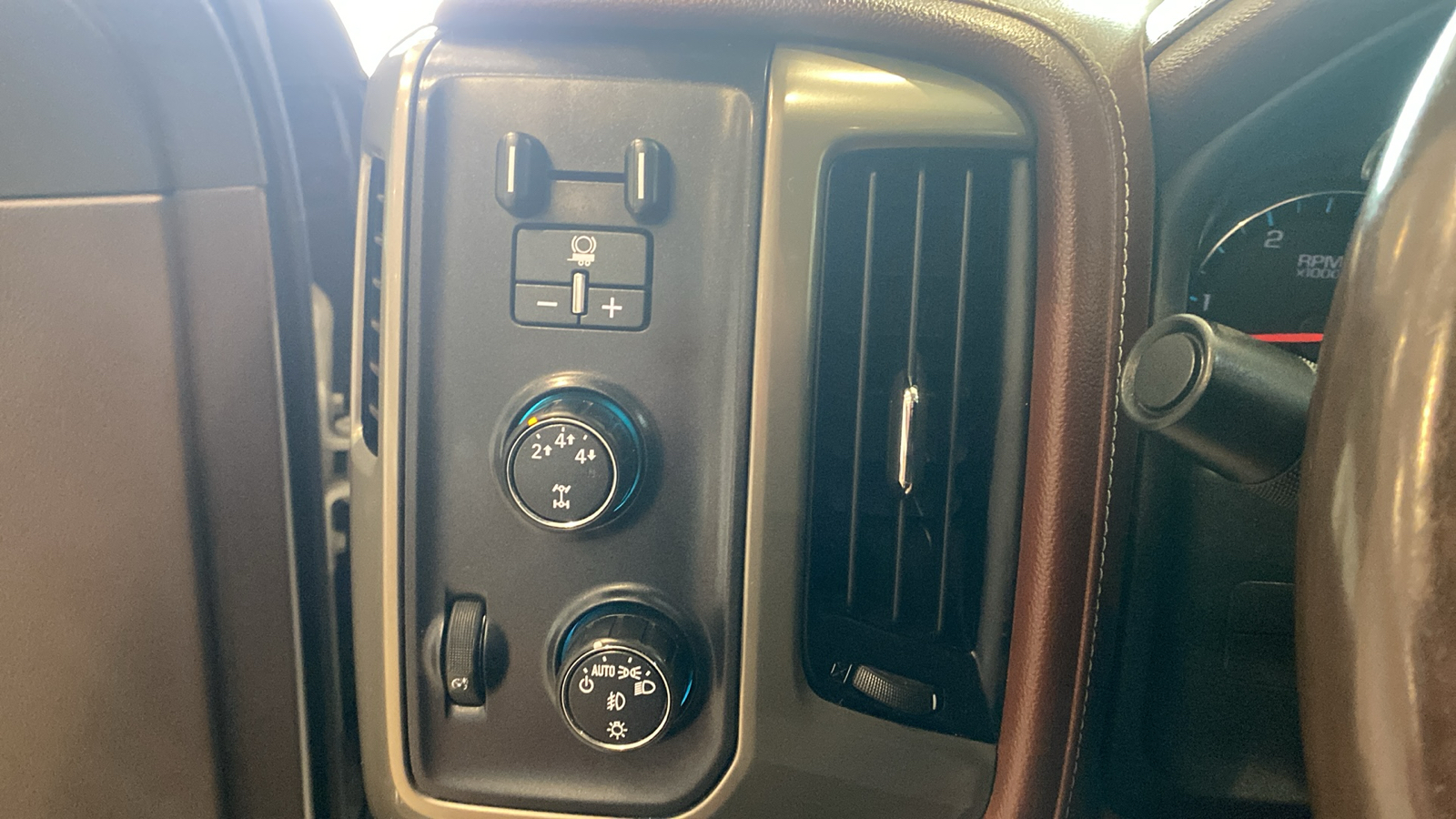 2015 Chevrolet Silverado 2500HD High Country 32