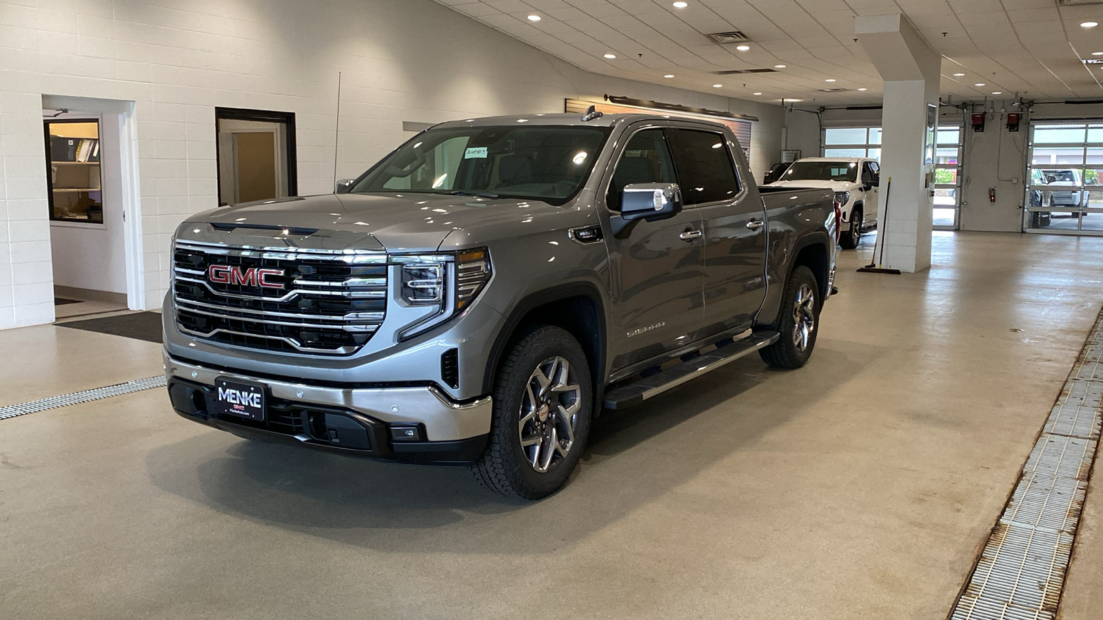 2024 GMC Sierra 1500 SLT 2