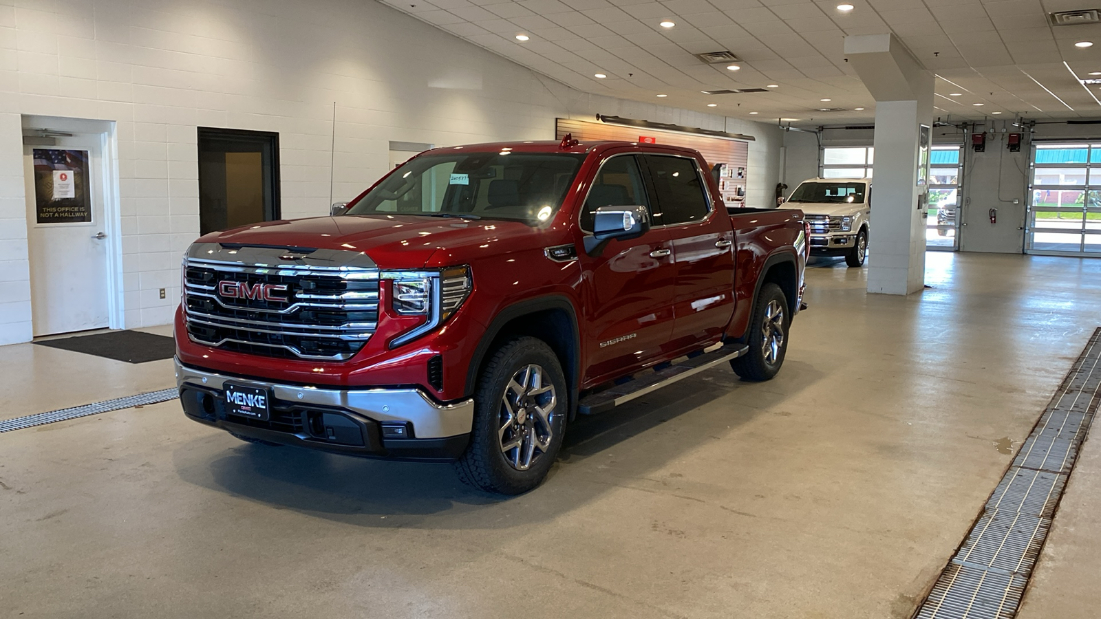 2024 GMC Sierra 1500 SLT 2