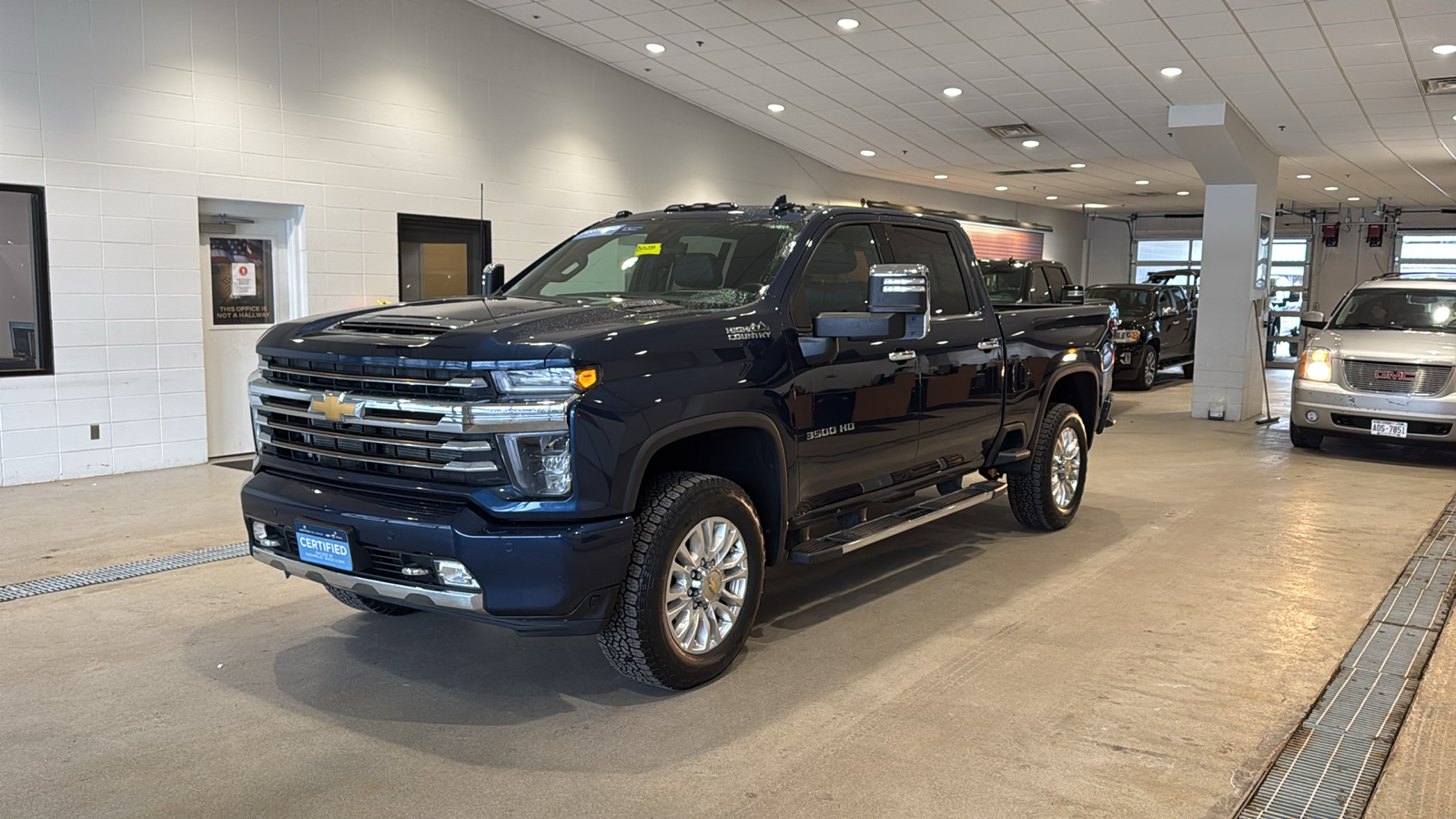 2023 Chevrolet Silverado 3500HD High Country 2