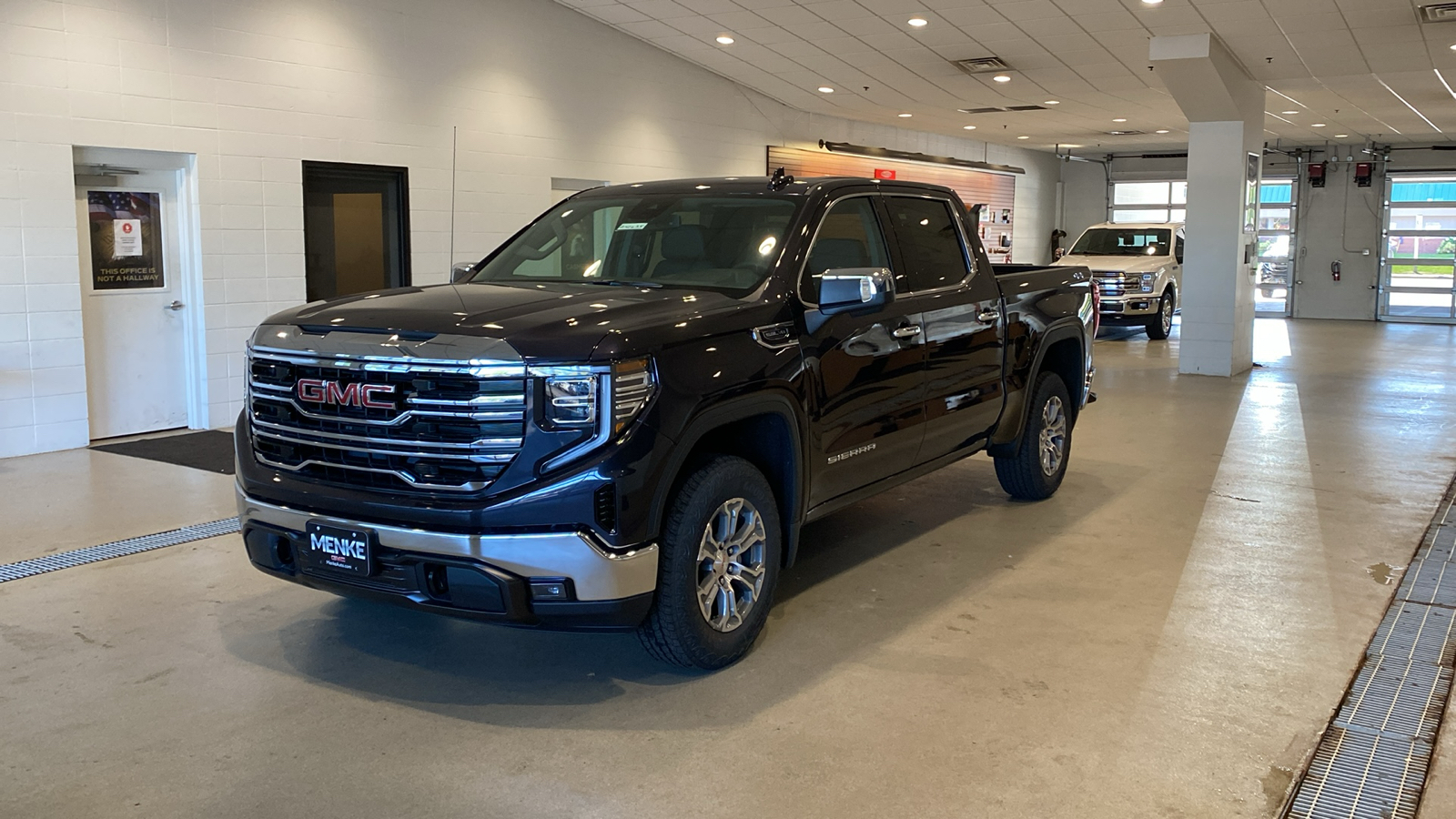 2024 GMC Sierra 1500 SLT 2