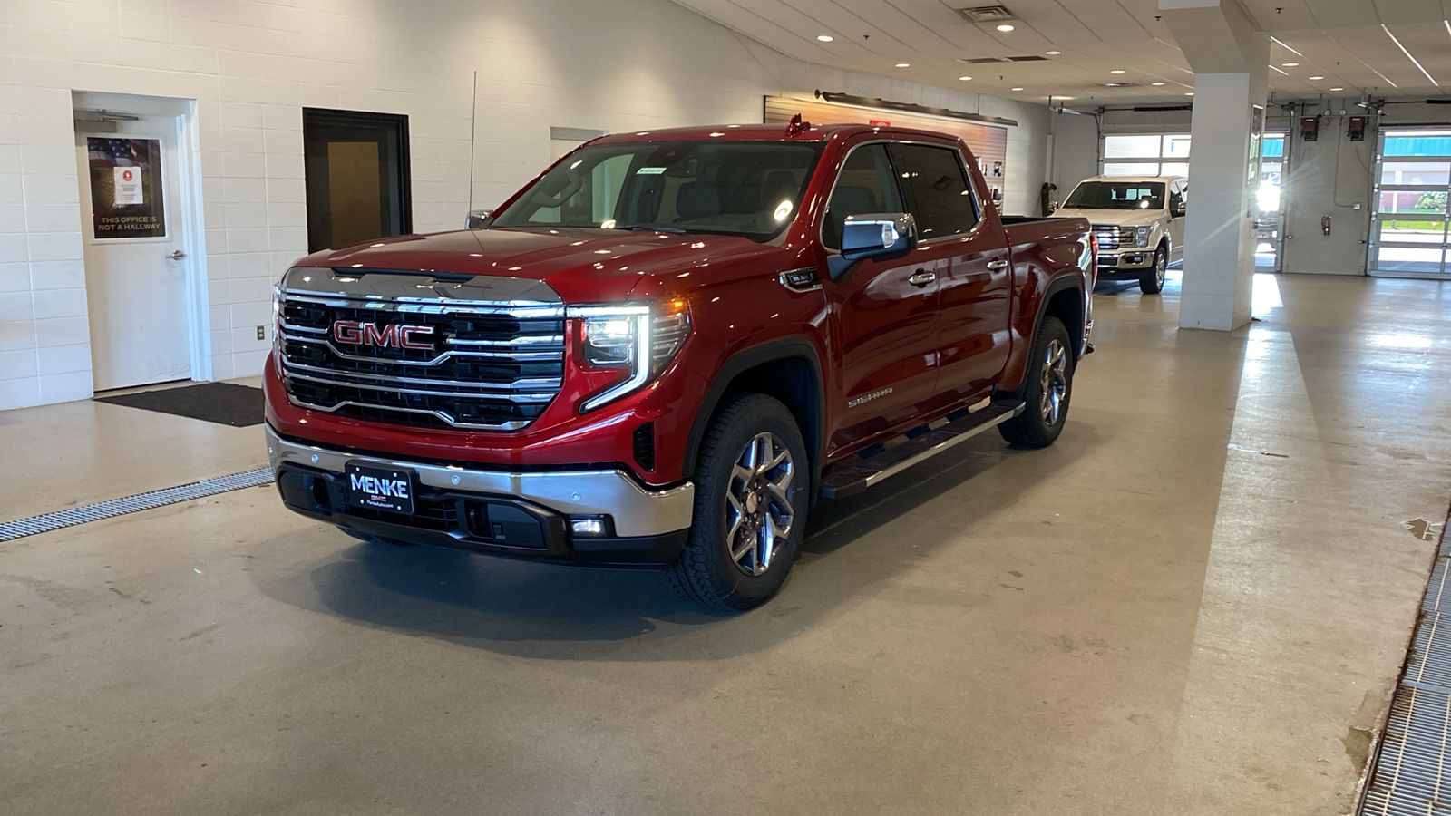 2024 GMC Sierra 1500 SLT 2