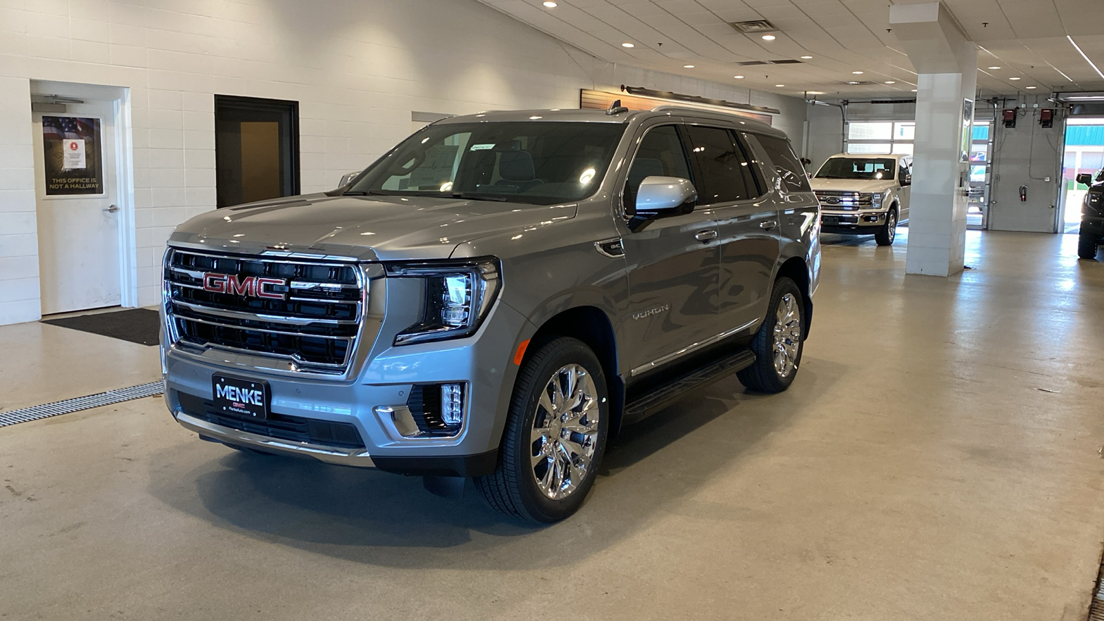 2024 GMC Yukon SLT 2