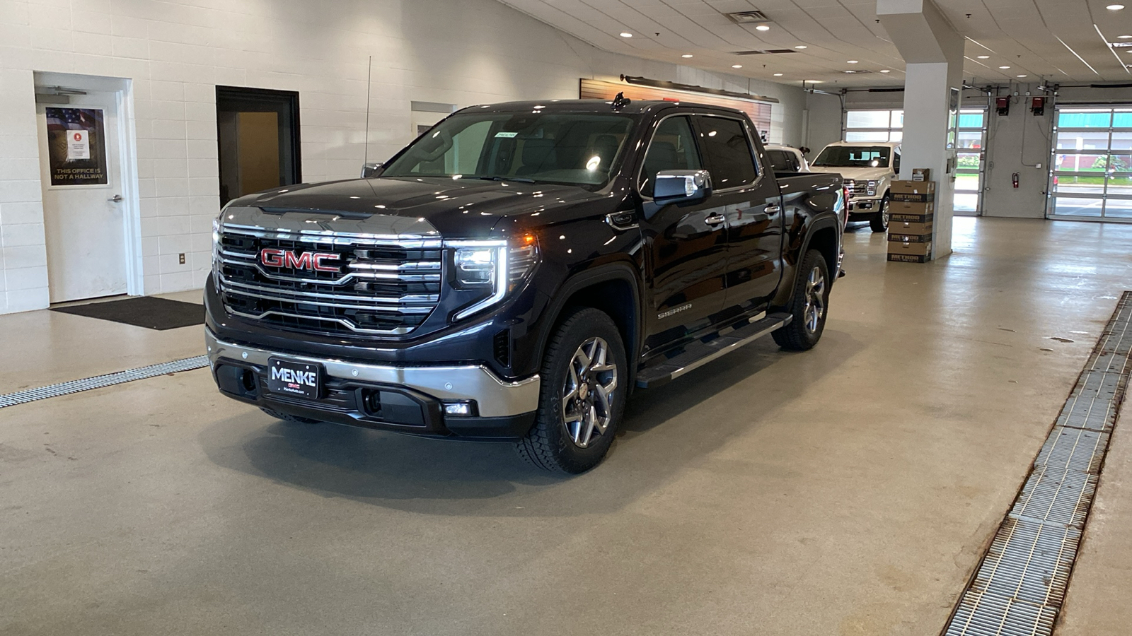 2024 GMC Sierra 1500 SLT 2