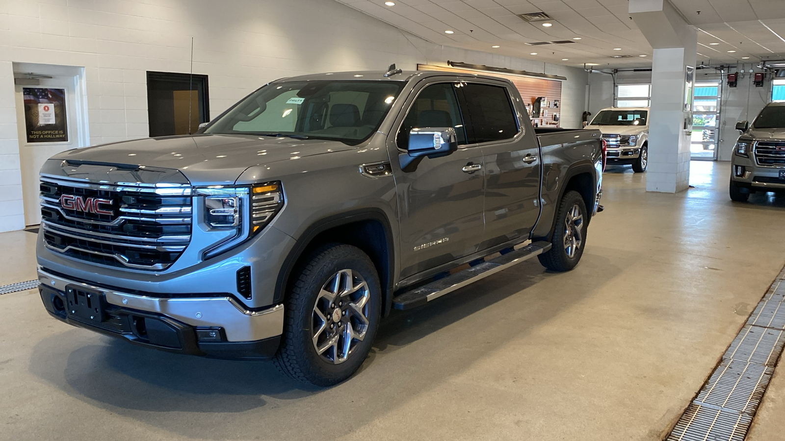 2024 GMC Sierra 1500 SLT 2