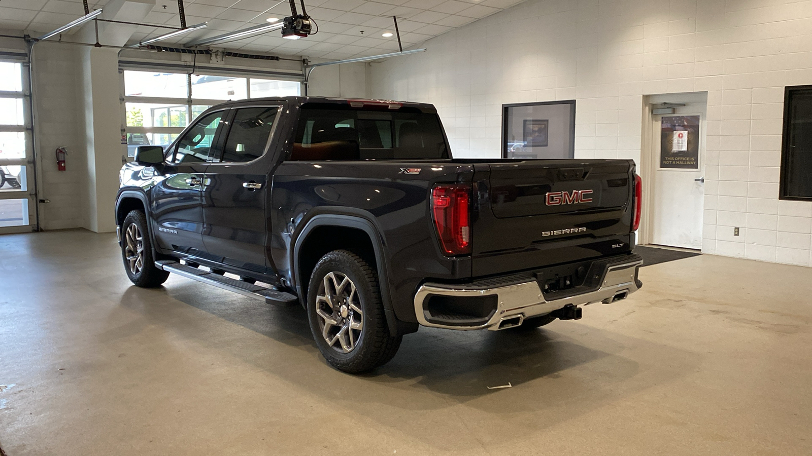 2024 GMC Sierra 1500 SLT 8