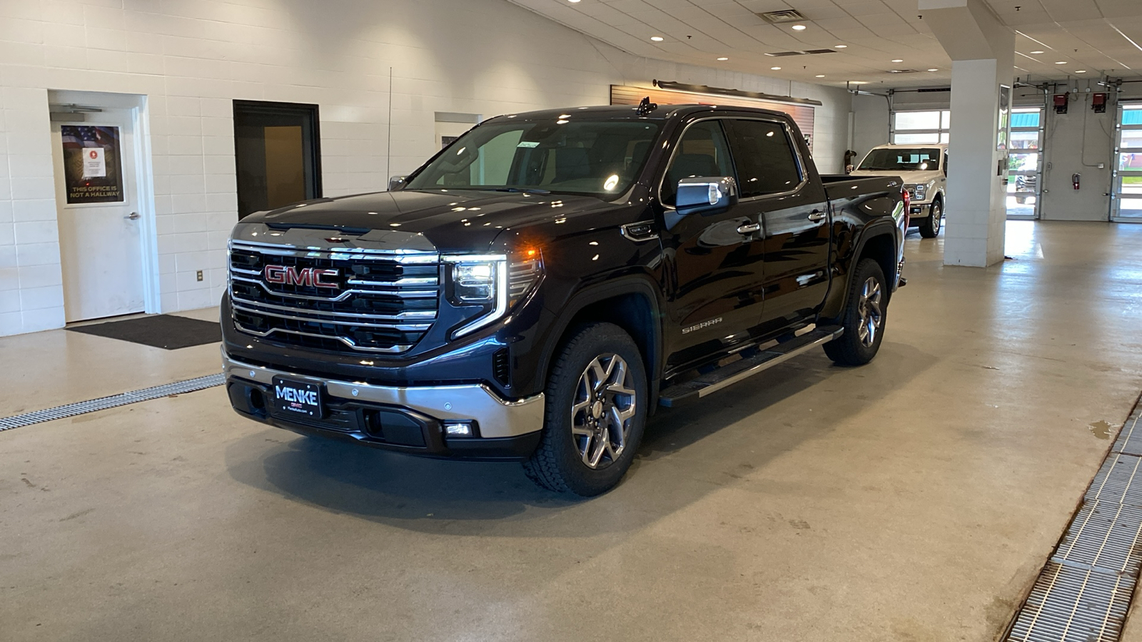 2024 GMC Sierra 1500 SLT 2