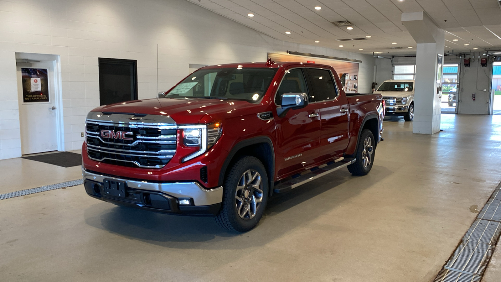 2024 GMC Sierra 1500 SLT 2