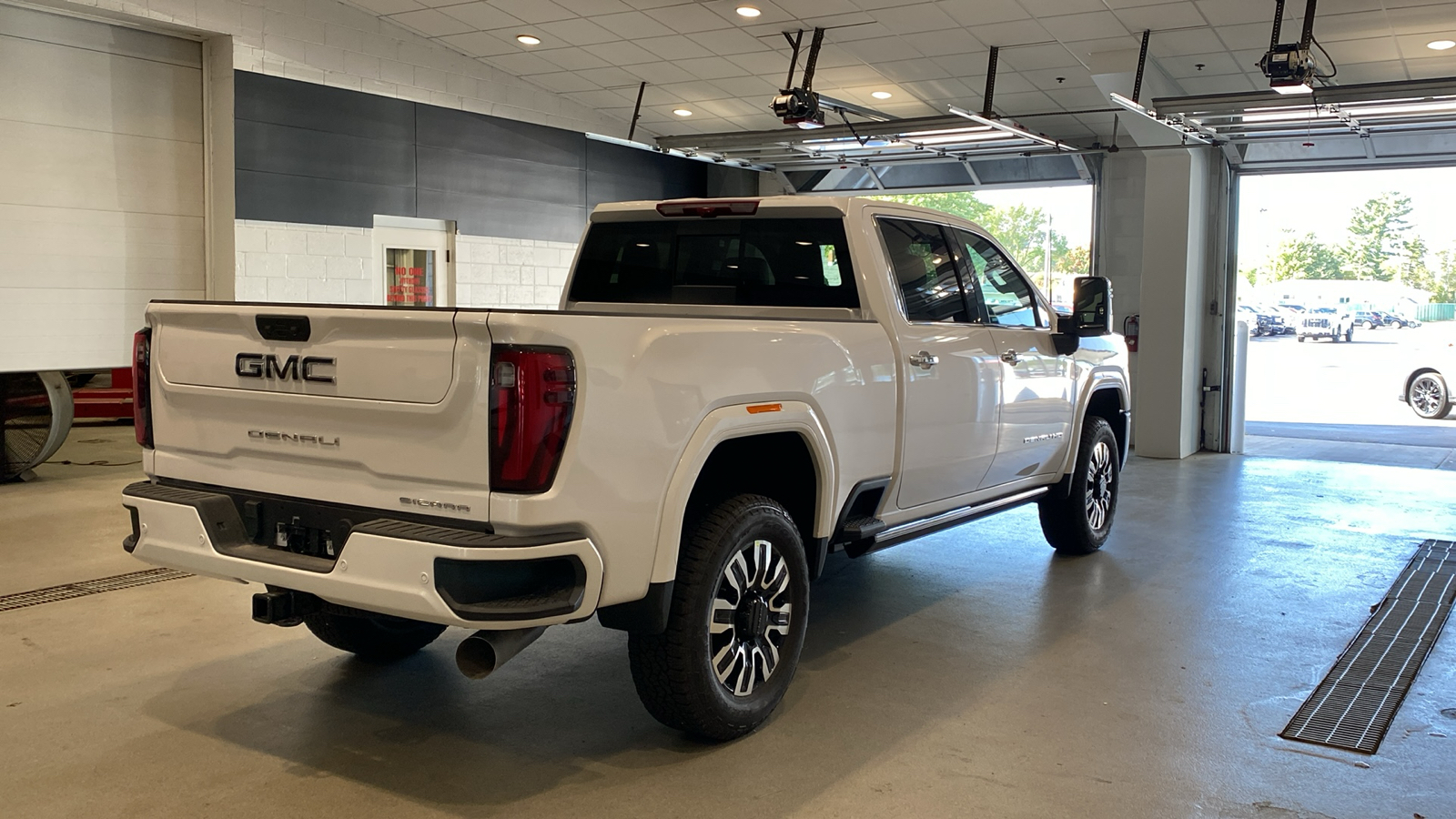 2025 GMC Sierra 3500HD Denali Ultimate 6