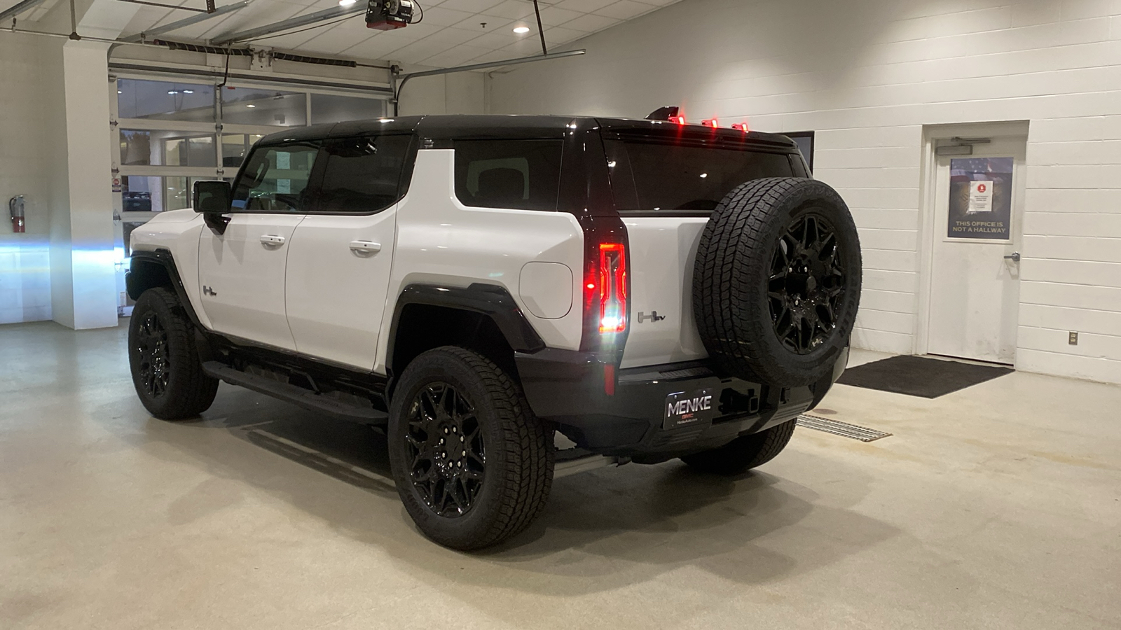 2025 GMC Hummer EV SUV 2X 8