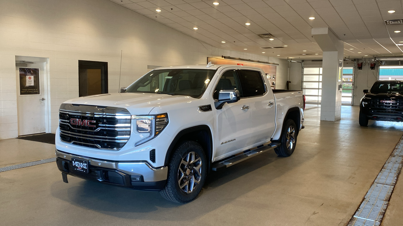 2025 GMC Sierra 1500 SLT 2