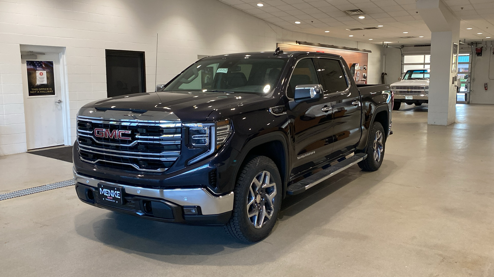 2025 GMC Sierra 1500 SLT 2