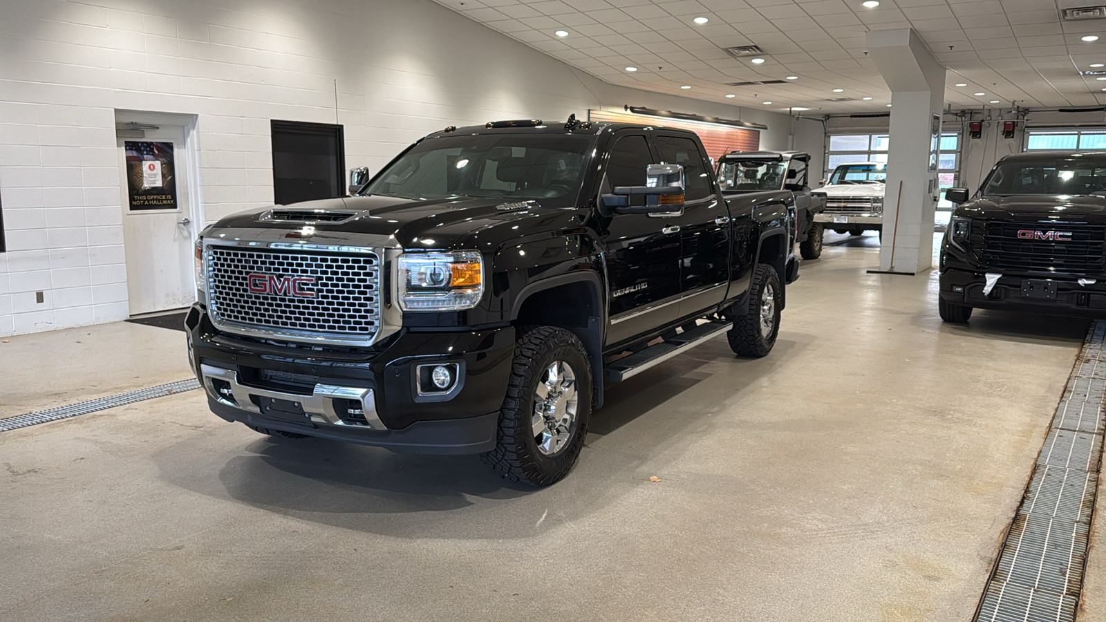 2017 GMC Sierra 3500HD Denali 2