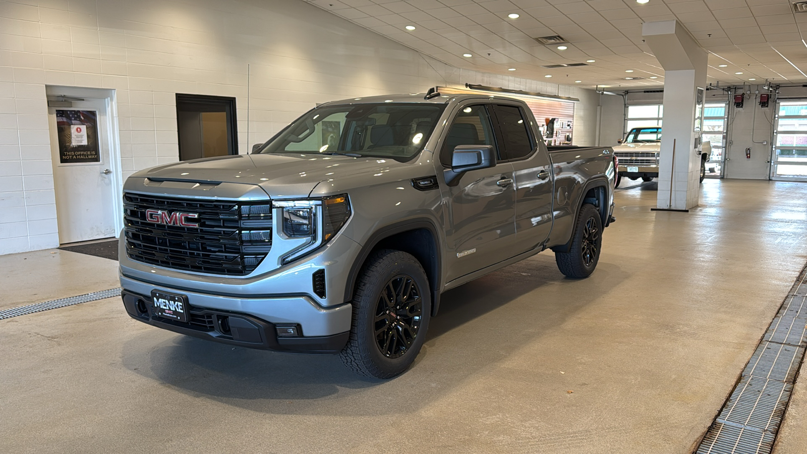 2025 GMC Sierra 1500 Elevation 2