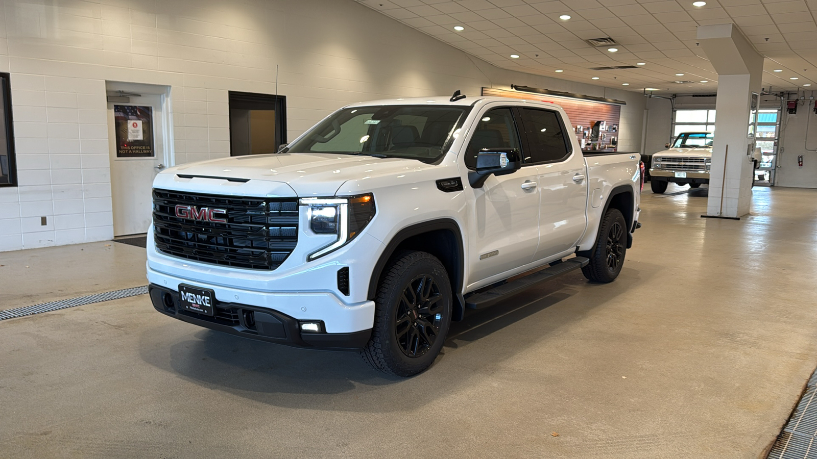 2025 GMC Sierra 1500 Elevation 2