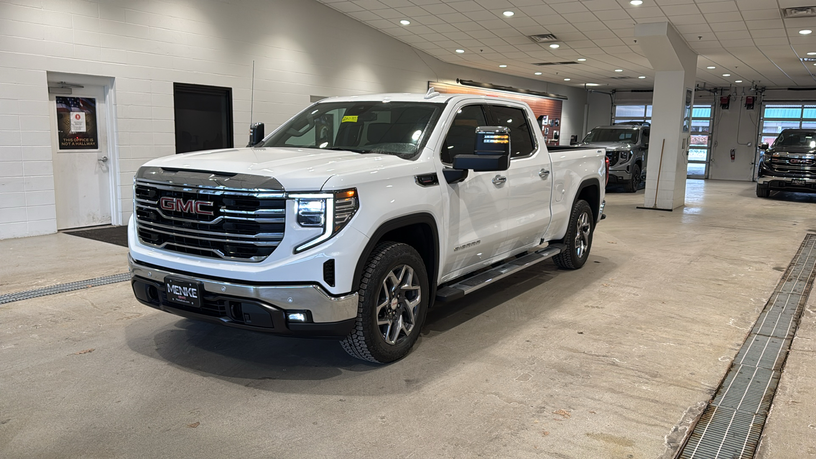 2025 GMC Sierra 1500 SLT 2