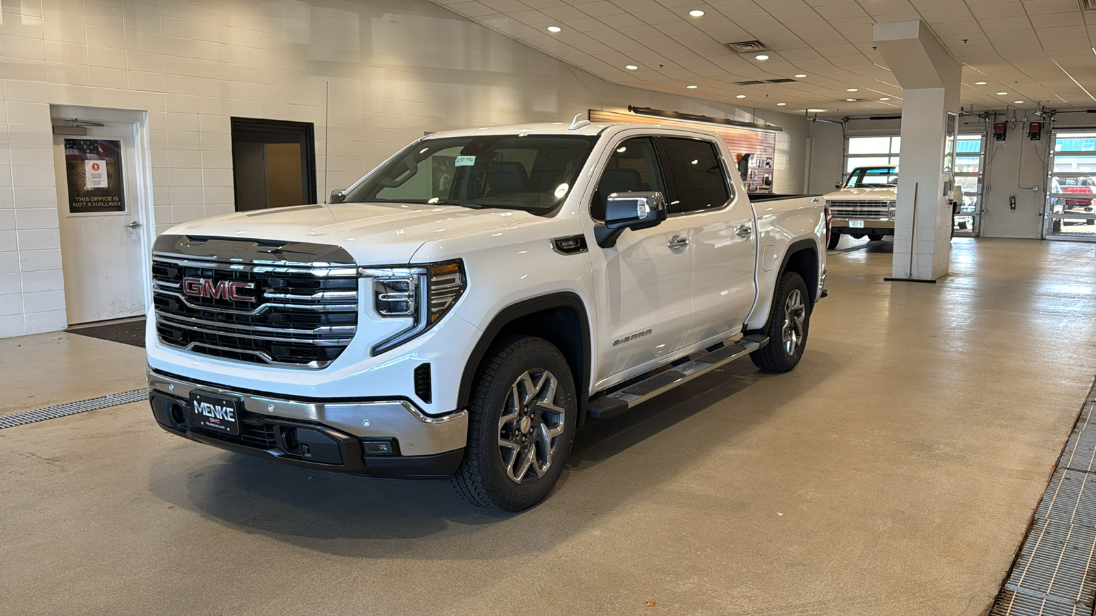 2025 GMC Sierra 1500 SLT 2