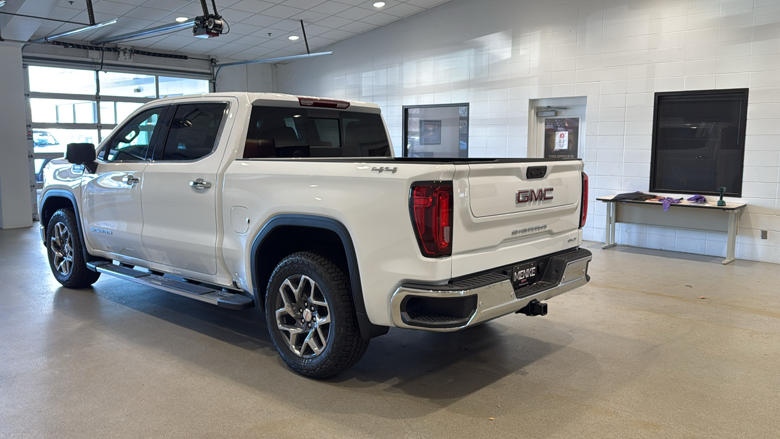 2025 GMC Sierra 1500 SLT 8